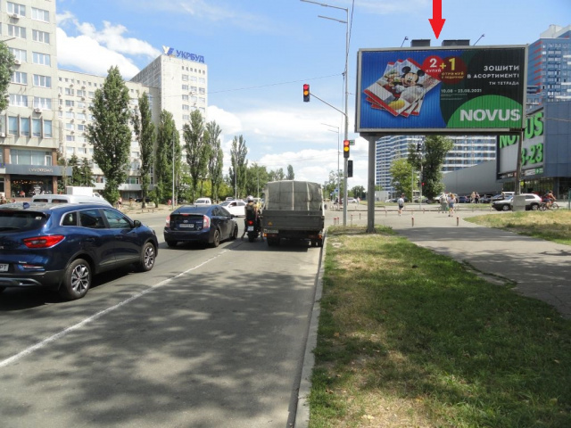 Призма 6x3,  Сверстюка Є. вул.(Раскової М.)  навпроти буд. № 15 ("Novus", "УКРБУД", "Приват Банк", "Український професійний банк"), в напрямку Соборності просп.
