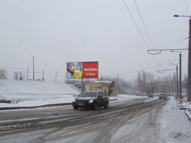 Щит 6x3, Вокзальна вул. (Жовтневої революції вул.) (Магазин побутової хімії "Чистюля", перукарня "Смарагд"), в напрямку прос. Правди Щит 6x3, Вокзальна вул. (Жовтневої революції вул.) (Магазин побутової хімії "Чистюля", перукарня "Смарагд"), в напрямку прос. Правди