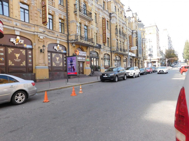 Сітіскролл 1.2x1.8,  Бессарабська пл., біля буд. 1/3, №2, (Мандарин-Плаза, PinchukArtCentre, OTP банк, ВТБ Банк, Надра Банк, Райффайзен Банк Аваль), в напрямку вул. Басейна