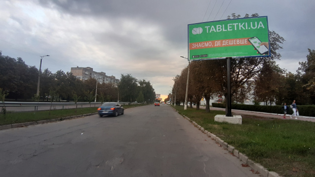 Щит 6x3, Коваленка Юрія вул. (Конєва вул.), Навпроти будинку №13 (біля зупинки), (Технікум Статистики, шиномонтаж, "Фокстрот"), в напрямку вул. генерала Жадова Щит 6x3, Коваленка Юрія вул. (Конєва вул.), Навпроти будинку №13 (біля зупинки), (Технікум Статистики, шиномонтаж, "Фокстрот"), в напрямку вул. генерала Жадова