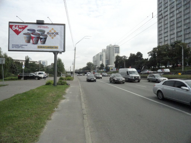 Щит 5.7x2.8,  Перемоги просп. 57 напроти (ст. М. Берестейська, KIA motors, Музей-майстерня, УкрСібБанк, АЗС "Glusco" ), в напрямку центру