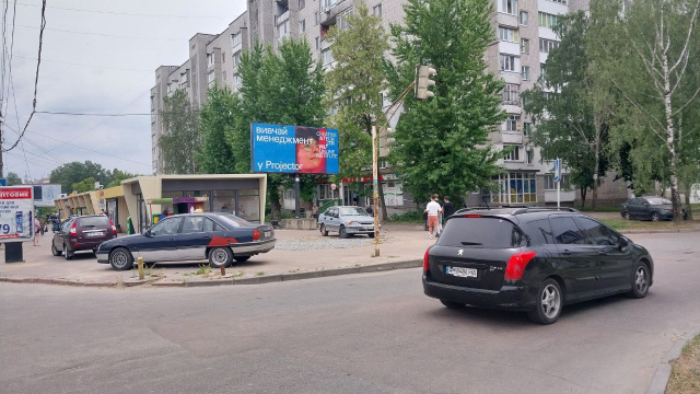 Щит 6x3,  Миру просп., 37 (Мікрорайон ДОС, АТБ, аптека "Первоцвіт-Фарм", ПРОДМАРКЕТ "Проспект", ОщадБанк), в напрямку центра міста