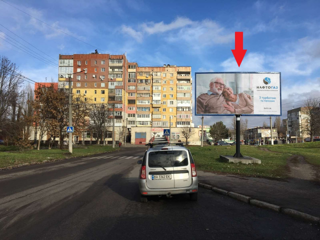 Щит 6x3,  Вокзальна вул. (Жовтневої революції вул.) (Магазин побутової хімії "Чистюля", перукарня "Смарагд"), в напрямку Училищного пров.