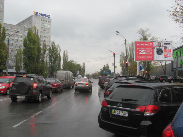 Призма 6x3,  Сверстюка Є. вул.(Раскової М.)  навпроти буд. № 15 ("Novus", "УКРБУД", "Приват Банк", "Український професійний банк"), в напрямку Соборності просп.