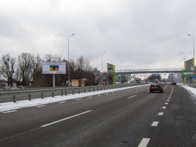 Щит 6x3,  Новообухівська траса (Дніпровське шосе), в напрямку з м. Київ, 150м перед  ТЦ "Мегамаркет", навпроти заправки БРСМ,7км+200м